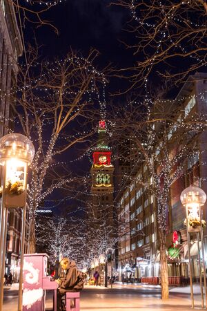 16th Street Mall in downtown Denver, decorated for Christmasのeditorial素材