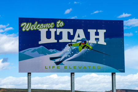 Welcome to Utah state sign on highway upon entering state border of Utahのeditorial素材