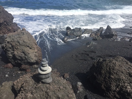 Cairn on the black sand beach in Mauiの写真素材