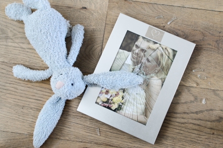 Titel  Broken picture frame of married coupleの写真素材