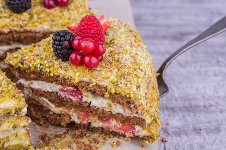 A gentle biscuit, pistachio cream on the basis of caramelized pistachios and cream cheese with fresh berriesの写真素材