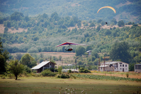 Paragliders and deltaplan arrive at the destination 