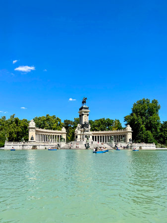 Alfonso XII Monument and Lake, Retiro Parkの写真素材