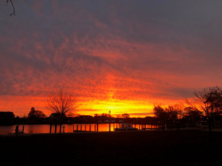 Vibrant Sunset Over Tranquil Watersの写真素材