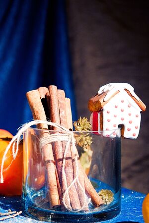 New year christmas tree ornaments and gingerbread cookies with cinnamon sticks background
の写真素材