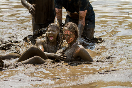 BOISE, IDAHO/USA - AUGUST 11, 2013: Two unidentified woman after falling into the mud at the dirty dashのeditorial素材