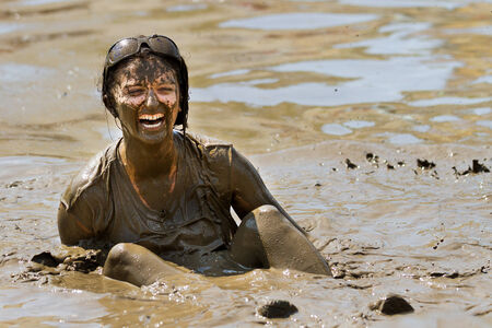 BOISE, IDAHO/USA - AUGUST 11:Unidentified woman stuck in the pit sitting on her bum at the The Dirty Dash in Boise, Idaho on August 11, 2013 のeditorial素材