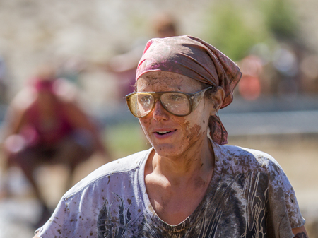 BOISE, IDAHO/USA - AUGUST 10, 2013: Unidientifed woman with glasses pauses for a moment at the The Dirty Dashのeditorial素材