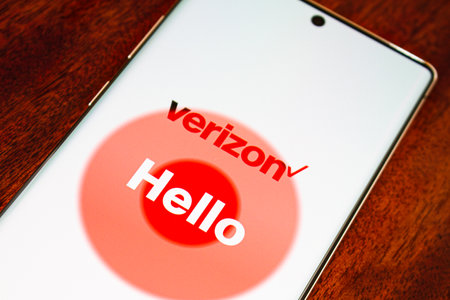 Samsung Note 10 5g showing the verizon logoのeditorial素材