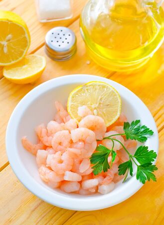 boiled shrimps in the white bowl on the tableの写真素材