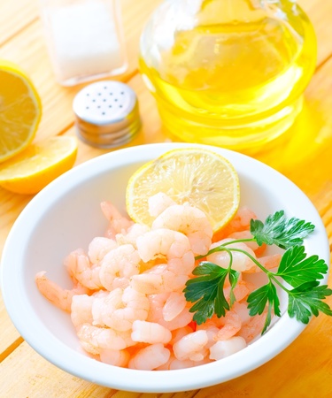 boiled shrimps in the white bowl on the tableの写真素材