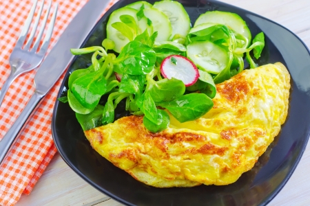 omelette with saladの写真素材