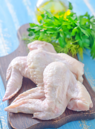 raw chicken wingsの写真素材