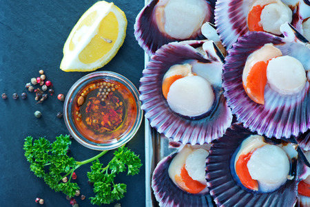 scallops with oil and salt on the trayの写真素材