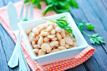 white bean in bowl and on a tableの写真素材