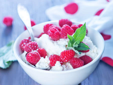 fresh cottage with raspberry in the bowlの写真素材
