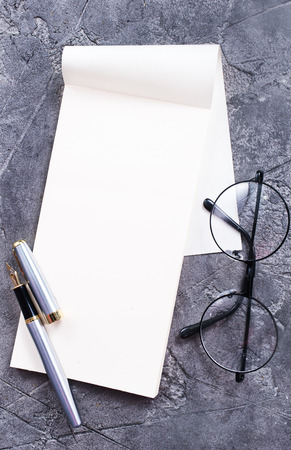 empty note on a table, stock photoの写真素材