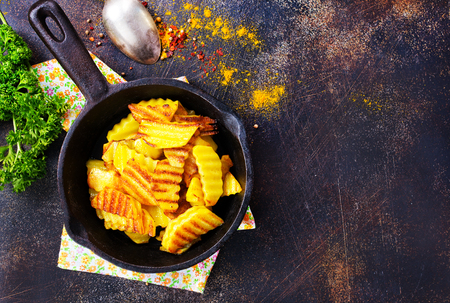 fried potato in pan, fried potato with salt and spiceの写真素材