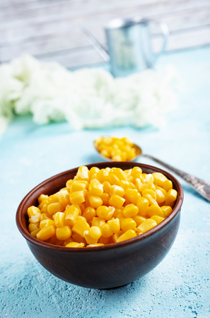 sweet corn, corn in bowl on a tableの写真素材