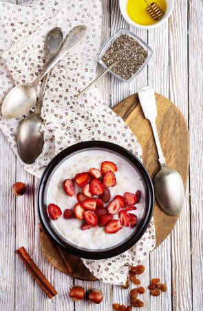 fresh strawberry with saur cream in bowlの写真素材