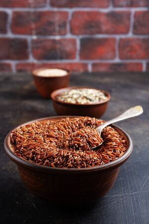 brown rice, raw rice in bowl on a tableの写真素材