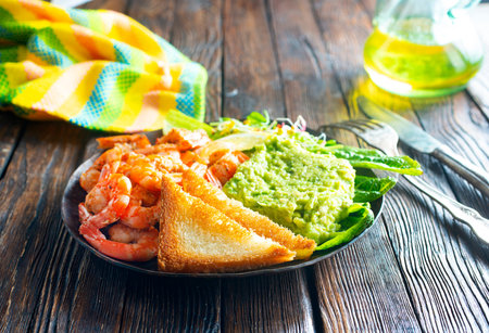 omelette with salmon and fresh avocado on plateの写真素材