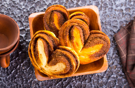 Freshly baked cinnamon rolls in wooden bowlの写真素材