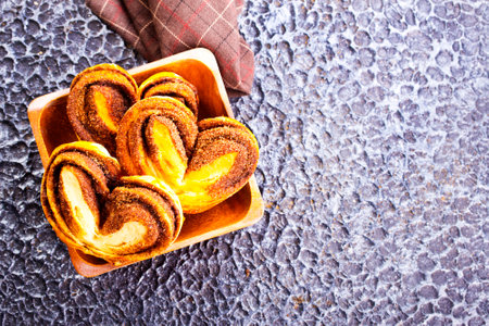 Freshly baked cinnamon rolls in wooden bowlの写真素材