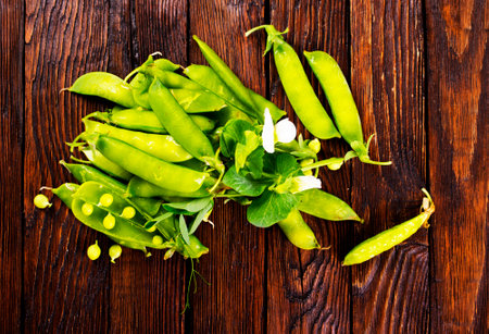 Beautiful closeup of green fresh peas and pea pods. Healthy foodの写真素材