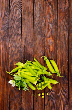 Beautiful closeup of green fresh peas and pea pods. Healthy foodの写真素材