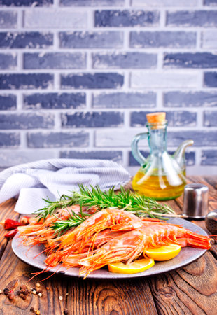 boiled shrimps with fresh lemon and dill on plateの写真素材