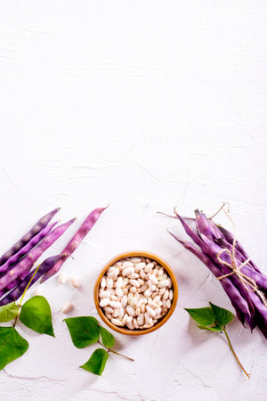 Uncooked dried white haricot beans in bowlの写真素材