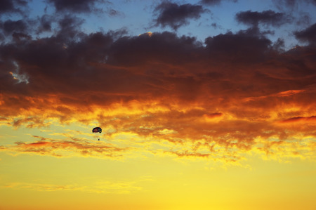 Para sailing on the background of beautiful sunsetの写真素材