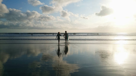 Couple Surferの写真素材