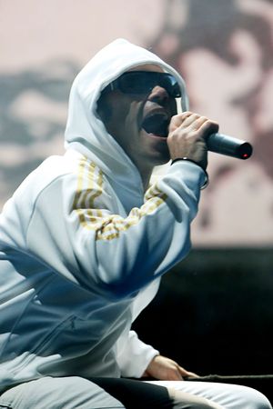 KYIV, UKRAINE - OCTOBER 18, 2007: Ewan Macfarlane of Apollo 440 performs within the framework of the DJUICE MUSIC DRIVE festival final concert on October 18, 2007 in Kyiv, Ukraineのeditorial素材