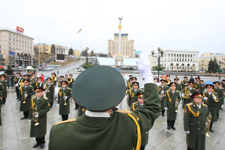 KYIV, UKRAINEA  - FEB 23: military musicians plays during the orchestra parade dedicated to the Motherland Defender Day celebrations on  Independence Square February on 23, 2008 in Kyiv, Ukraineのeditorial素材