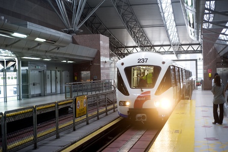 Kuala Lumpur , Malasia - March 16, 2011: Kuala Lumpur LRT train arriving on train station. Kuala Lumpur's metro or rapid transit system consists of 6 metro lines operated by 4 operators.のeditorial素材