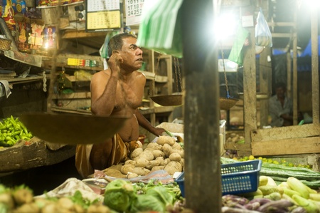 Galle, Sri Lanka - January 28, 2011: Seller at a street market. Street market is the component of traditional Sri Lankan culture.のeditorial素材