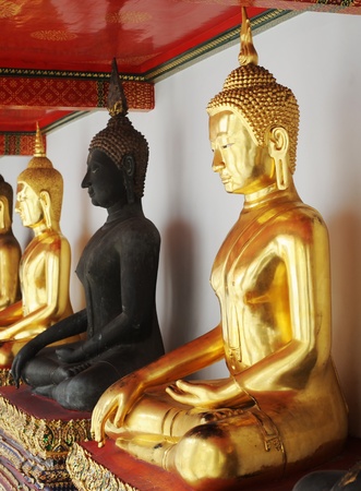 Buddha statue at Wat Phra Chetuphon Vimolmangklararm Rajwaramahaviharnの写真素材