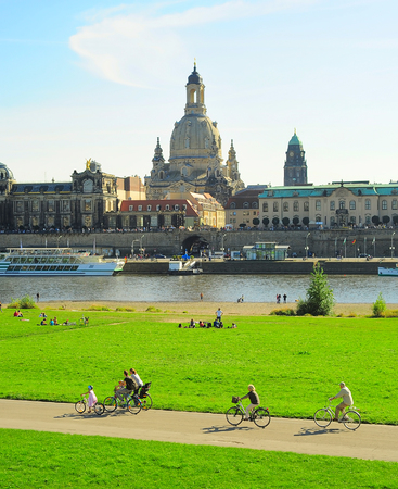 DRESDEN, GERMANY - SEPTEMBER 16, 2012: Sunshine Sunday in Dresden. Dresden with population 523, 058 is one of Germany's 16 political centres and the capital of Saxony のeditorial素材