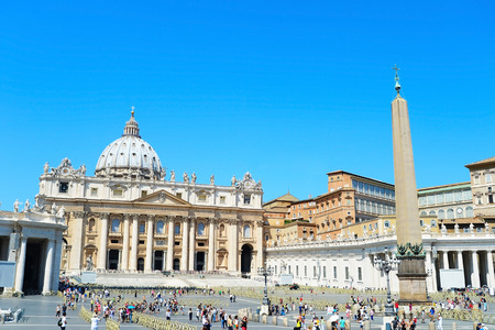 VATICAN CITY, VATICAN - AUGUST 08, 2014: People at Saint Peter's Square. St. Peter's Square is a massive plaza located directly in front of St. Peter's Basilica in the Vatican Cityのeditorial素材