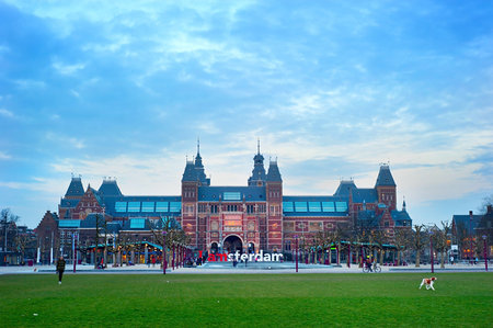 The Rijksmuseum Amsterdam museum area with the words IAMSTERDAM at sunset. Netherlandsのeditorial素材