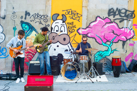 PORTO, PORTUGAL - NOV 13, 2016: Music band playing on the street. Porto famous tourist destiantion in Portugalのeditorial素材