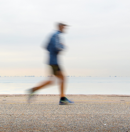 Unidentified person running in front of the sea
の写真素材