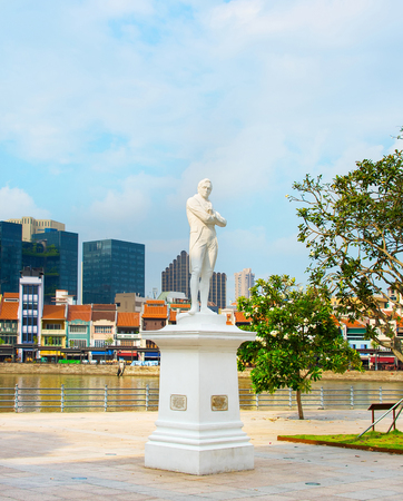 Statue of Sir Tomas Stamford Raffles - best known for his founding of the city of Singapore. He is often described as the "Father of Singapore"のeditorial素材