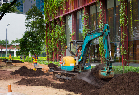 SINGAPORE - JAN 16, 2017: Workers work in public park in Singapore. Singapore is a major political, financial, cultural hub in Asia.のeditorial素材
