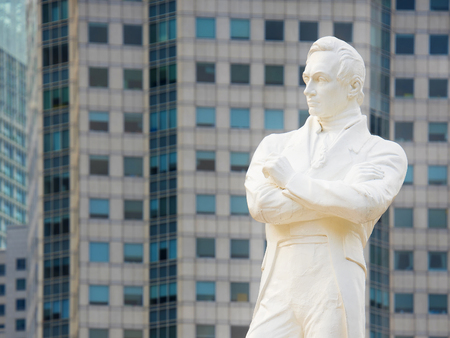 Statue of Sir Tomas Stamford Raffles - the founder of the city of Singaporeのeditorial素材