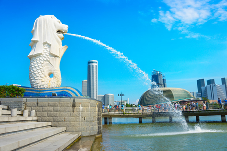 SINGAPORE - JAN 15, 2017: Famous Merlion fountain. Singapore fountain considered to be a symbol of Singapore.のeditorial素材