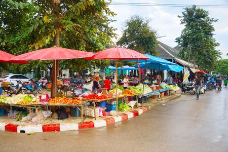 PAI, THAILAND - JANUARY 10, 2017: People buying fresh grocery at Thailand food grocery market in Pai city streetのeditorial素材