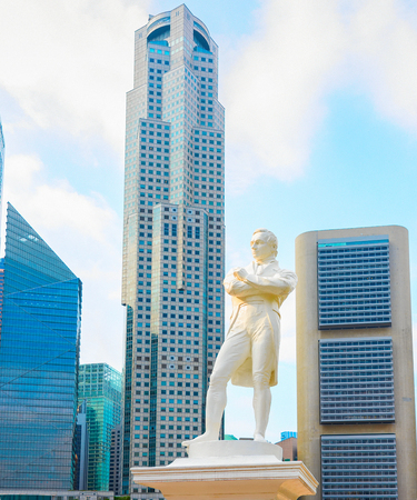 Stamford Raffles marble statue and Singapore modern skyline skywardのeditorial素材